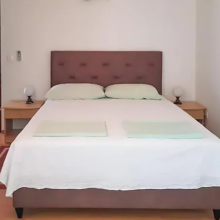 Lägenhet 3 Bedroom Lovely Apartment In Rogotin-Ploce Rogotin