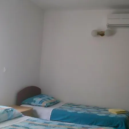 3 Bedroom Lovely Apartment In Rogotin-Ploce Lägenhet Rogotin